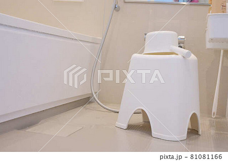 浴室の桶とイス 81081166