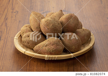 土が付いている安納紅芋 81082074