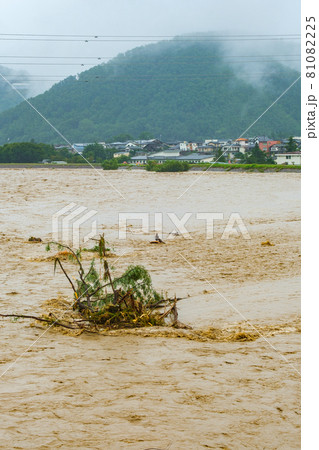 大雨で増水した川 大雨で増水した川 81082225