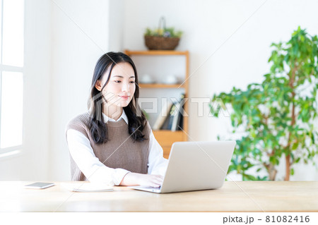 リビングでテレワークをする若い女性。 81082416