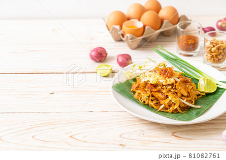 Pad Thai - stir-fried rice noodles Pad Thai - stir-fried rice noodles 81082761