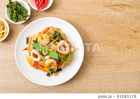 stir fried spicy noodles with sea food 81083178