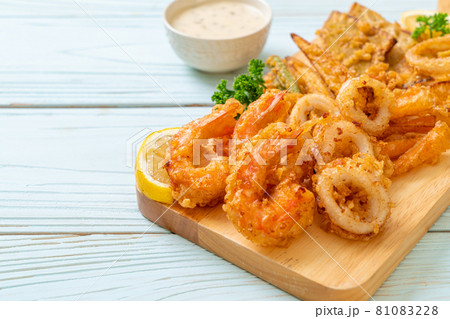 deep fried seafood (shrimps and squid) with mix vegetable 81083228