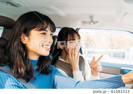 友達とのドライブを楽しむ女性 81083333
