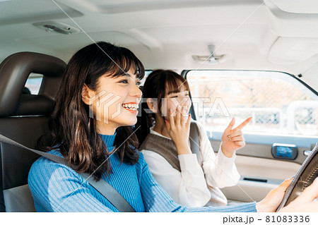 友達とのドライブを楽しむ女性 81083336