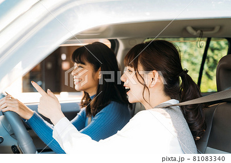 車の運転をする女性 81083340
