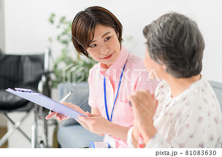 訪問医療　シニア女性　介護士　カウンセリング 81083630