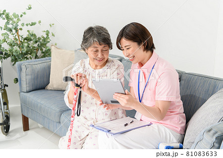 訪問医療 シニア女性 介護士 カウンセリング 訪問医療 シニア女性 介護士 カウンセリング 81083633