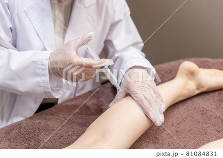 美容外科で施術を受ける女性(脂肪溶解注射・ボトックス) 美容外科で施術を受ける女性(脂肪溶解注射・ボトックス) 81084831