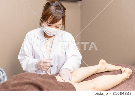 美容外科で施術を受ける女性（注射・太もも） 81084832