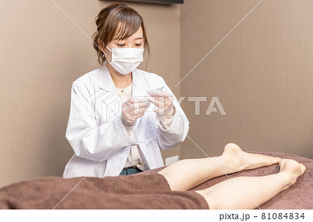 美容外科で施術を受ける女性(注射・太もも) 美容外科で施術を受ける女性(注射・太もも) 81084834