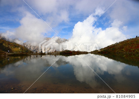 八方池に映る白馬岳（白馬岳） 81084905