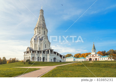 View of Church of the Ascension and architectural complex in Kolomenskoye on autumn day. Moscow 81085231