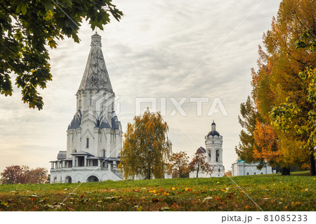 View of Church of the Ascension and architectural complex in Kolomenskoye on autumn day. Moscow 81085233