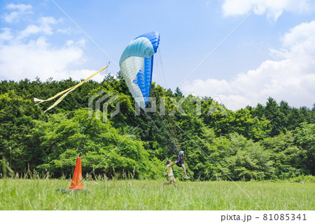 パラグライダー体験をする男の子 パラグライダー体験をする男の子 81085341