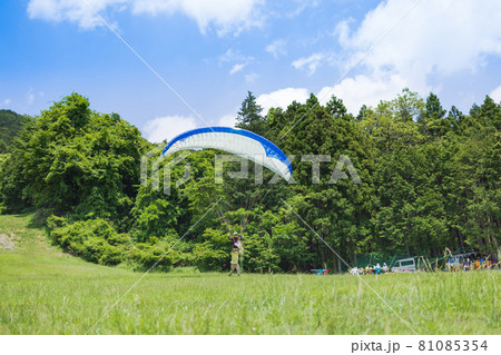 パラグライダー体験をする男の子 81085354