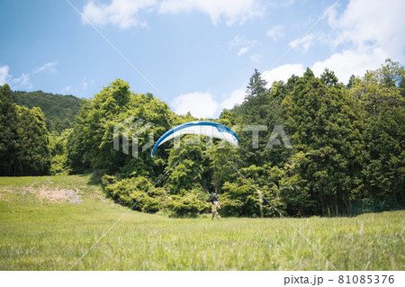 パラグライダー体験をする男の子 パラグライダー体験をする男の子 81085376