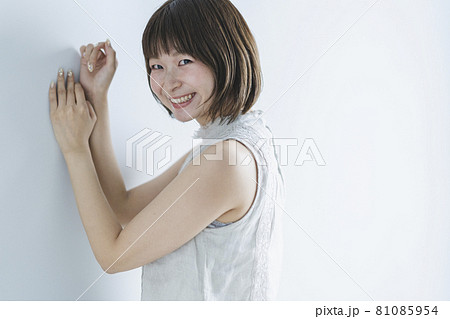 夏ファッションの爽やかな女性の写真素材