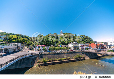 日本の鎌倉都市景観 大船駅前から大船観音などを望む 日本の鎌倉都市景観 大船駅前から大船観音などを望む 81086006
