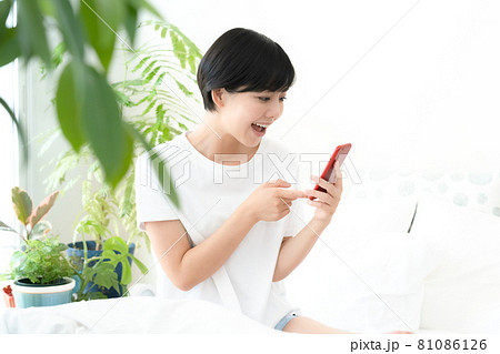 スマホを見る女性 81086126