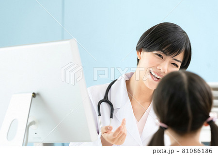 小児科医の女性 小児科医の女性 81086186
