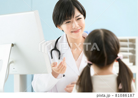 小児科医の女性 小児科医の女性 81086187