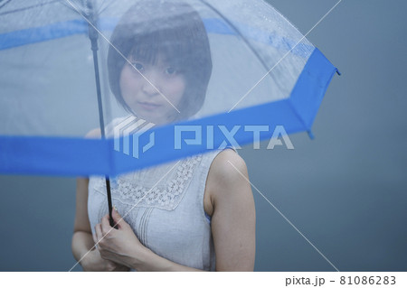 雨の日の海にいる女性 雨の日の海にいる女性 81086283
