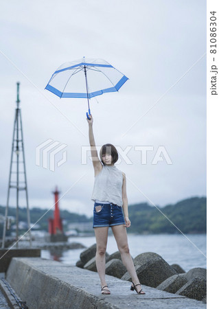雨の日の海にいる女性 雨の日の海にいる女性 81086304