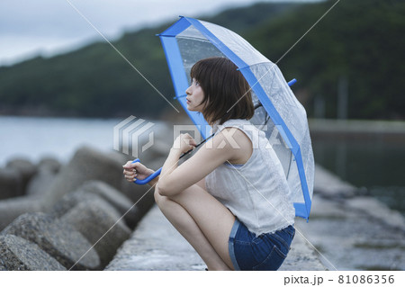 雨の日の海にいる女性 雨の日の海にいる女性 81086356