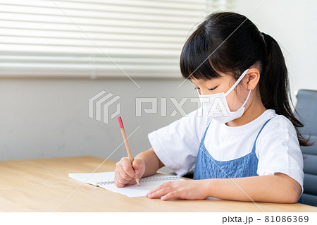 学習塾で勉強する小学生。 81086369