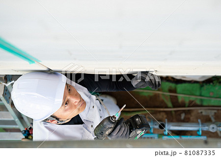 建築現場で働く作業員 作業をする職人  建築現場で働く作業員 作業をする職人  81087335