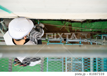 建築現場で働く作業員 作業をする職人 建築現場で働く作業員 作業をする職人 81087339