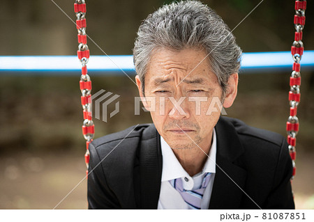 シニア男性 ビジネスマン ブランコ シニア男性 ビジネスマン ブランコ 81087851