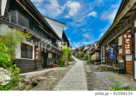 長野県　中山道　馬籠宿の町並み 81088134