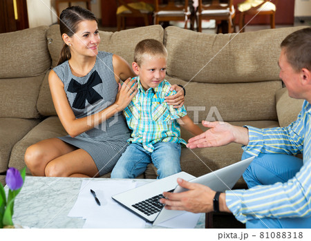 Woman meeting with real estate agent 81088318