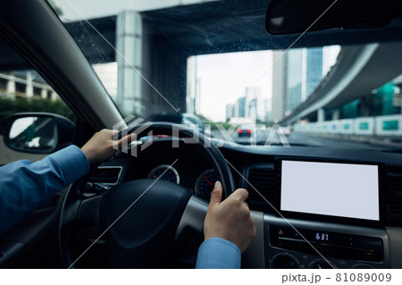 People hands driving car in modern city 81089009