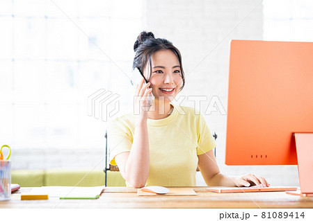 オフィスで電話する若いエンジニア 81089414