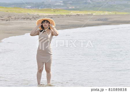 盛夏の北海道江差町の海岸でストローハットにミニワンピースの女性のポートレートを撮影 81089838