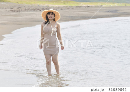 盛夏の北海道江差町の海岸でストローハットにミニワンピースの女性のポートレートを撮影 盛夏の北海道江差町の海岸でストローハットにミニワンピースの女性のポートレートを撮影 81089842