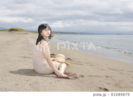 盛夏の北海道江差町の海岸でストローハットにミニワンピースの女性のポートレートを撮影 盛夏の北海道江差町の海岸でストローハットにミニワンピースの女性のポートレートを撮影 81089879