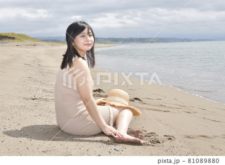 盛夏の北海道江差町の海岸でストローハットにミニワンピースの女性のポートレートを撮影 盛夏の北海道江差町の海岸でストローハットにミニワンピースの女性のポートレートを撮影 81089880