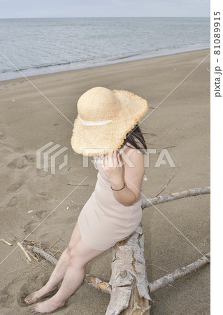 盛夏の北海道江差町の海岸でストローハットにミニワンピースの女性のポートレートを撮影 盛夏の北海道江差町の海岸でストローハットにミニワンピースの女性のポートレートを撮影 81089915