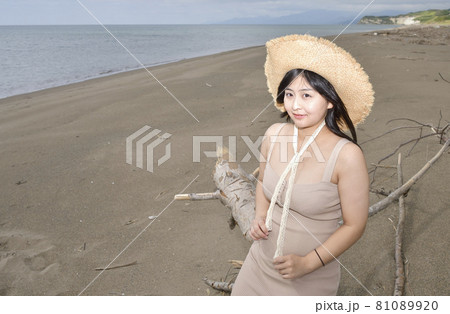 盛夏の北海道江差町の海岸でストローハットにミニワンピースの女性のポートレートを撮影 盛夏の北海道江差町の海岸でストローハットにミニワンピースの女性のポートレートを撮影 81089920