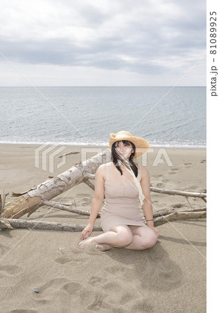 盛夏の北海道江差町の海岸でストローハットにミニワンピースの女性のポートレートを撮影 盛夏の北海道江差町の海岸でストローハットにミニワンピースの女性のポートレートを撮影 81089925