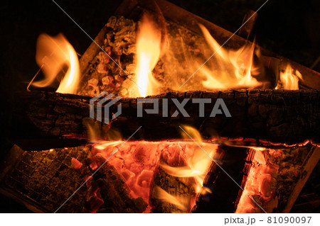 キャンプで焚火　燃焼　炎　薪 81090097