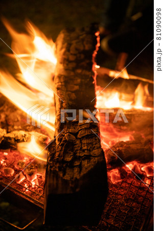 キャンプで焚火 燃焼 炎 薪 キャンプで焚火 燃焼 炎 薪 81090098