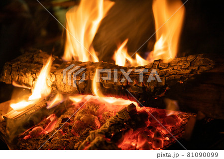 キャンプで焚火　燃焼　炎　薪 81090099
