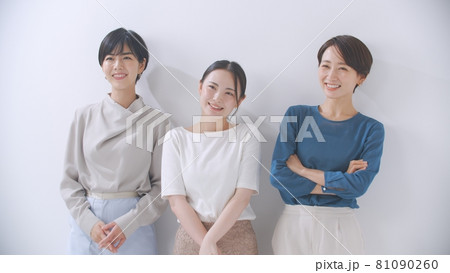 ビジネスウーマン ポートレート 3人 ビジネスウーマン ポートレート 3人 81090260