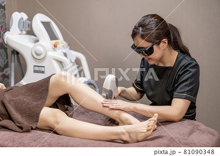 脱毛の施術スタッフと女性(足・膝下) 脱毛の施術スタッフと女性(足・膝下) 81090348