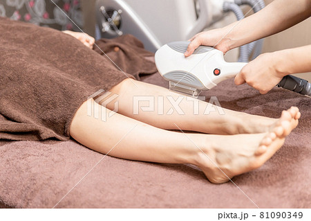 脱毛の施術スタッフと女性（足・膝下） 81090349